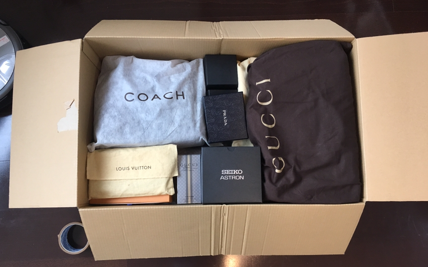 ブランディアの宅配買取の様子