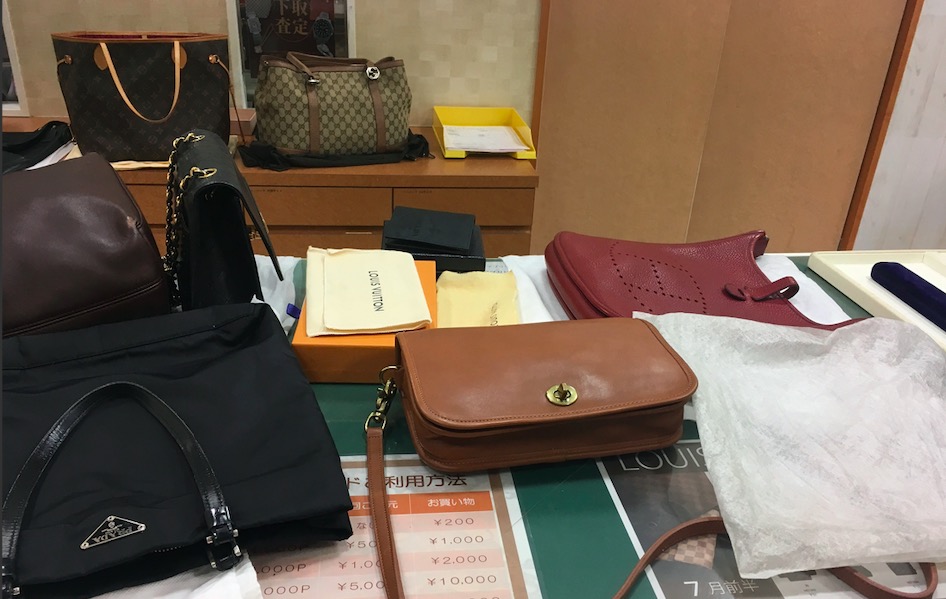 コメ兵のブランド品買取の査定風景4