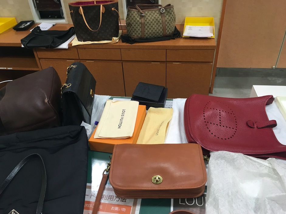 コメ兵のブランド品買取の査定風景3